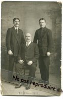 - Carte Photo - Photo De Famille, Le Père Et Ses Fils Probablement, Datée  Mars 1917, Craquelures, Scans.. - Photographs