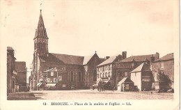 BRIOUZE .. PLACE DE LA MAIRIE ET L'EGLISE - Briouze