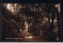 RB 957 - Early Real Photo Postcard -  Couple On Bench - Pine Walk - Folkestone Kent - Folkestone