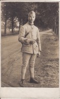 Carte Postale Photo Militaire Français Jeune Soldat Au Bord D'une Route - 2 ème Régiment ? A SITUER A LOCALISER - - Uniformes