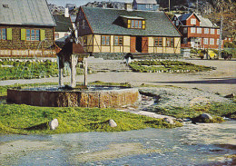 Greenland PPC Julianehåb. Springvand Og Gamle Bygninger Fountain Fontane JULIANEHÅB 1978 (Cz. Slania) Stamps (2 Scans) - Groenlandia