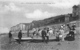 Veules Les Roses   76      Un Groupe Sur La Plage - Veules Les Roses