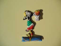 Figurina MIO LOCATELLI Plasteco SERIE PIPPO OLIMPIONICO  N 16 PALLACANESTRO - Disney