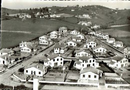 CPSM  HASPARREN    Le Village  Avec La Cité Harriague   Et Ses Environs Vu Du Ciel - Hasparren