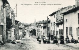 CPA 43 CRAPONNE ENTREE DU BOURG ET GROUPE DE DENTELLIERES - Craponne Sur Arzon