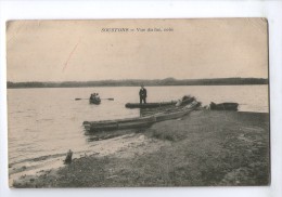 CPA     40     SOUSTONS       VUE DU LAC     BARQUES      HOMME DEBOUT DANS BARQUE RAMEURS - Soustons