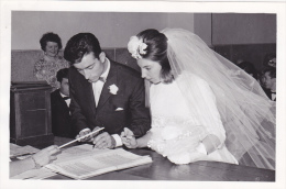MONTPELLIER LE 8 AOUT 1964,HERAULT,LANGUEDOC ROUSSILLON,MAIRIE,MARIAGE ,MARIEE,SIGNATURE,ROBE,VO ILE,neud Papillon - Places