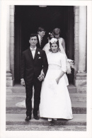 ARLES  LE 8 AOUT 1964,MARIAGE,MARIEE,CATHE DRALE ST TROPHIME,EGLISE,CATHOLIQU E ROMAIN,BOUCHES DU RHONE,SORTIE DES HEROS - Places