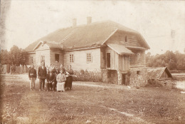 LITUANIE OU RUSSLAND 1917, FAMILLE DEVANT SA BELLE MAISON - Litauen