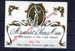 LES FEMMES ET LE VIN - (Etiquette Légèrement Collée Sur Feuille D´expo.) - Bellezza Femminile Stile Liberty