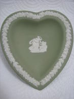 WEDGWOOD VICTORIAN HEART GREEN DISH UNUSED RARE - Wedgwood