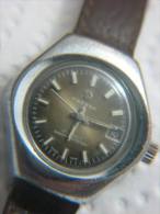 TRESSA 17 JEWELS SHOCK PROTECTED SWISS WATCH - Watches: Old