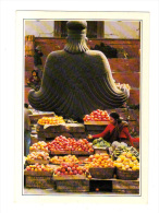 Nepal: Katmandou, Etal De Fruits Adosse à Une Statue De Garuda (13-4535) - Nepal