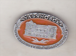 Russia USSR Old Pin Badge - Ulianovsk - V I Lenin Gallery In The Visual Arts - Pin-ups