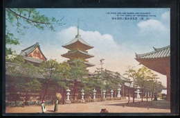 Japon --- The Pious Men And Women Are Gathering At The Temple Of Shitennoji , Osaka - Osaka