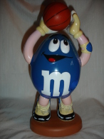 Distributeur De Bonbons M&M's Representant Un Basketteur Avec Ballon De Basket (13-4575) - Autres & Non Classés
