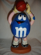 Distributeur De Bonbons M&M's Representant Un Basketteur Avec Ballon De Basket (13-4576) - Autres & Non Classés