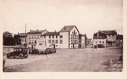 CPA (43) LOUDES, Place De L'hôtel De Ville, Vue De La Route Du PUY-EN-VELAY, Jamais Voyagée, - Loudes