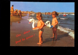 ENFANTS : 2 Petites Filles Avec Bouées Canard Sur La Plage Jumelles / 2 Little Girls Twin Sisters W/ Duck On The Beach - Humorous Cards