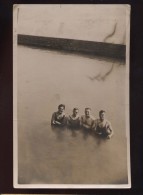 Hommes Dans L'eau Bain - Swimming