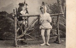 VRAIE PHOTO Pailletée  : Enfants Déguisés L'un En Page, L'autre En Lapin . - Humorvolle Karten