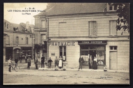 CPA ANCIENNE- FRANCE- LES TROIS MOUTIERS (86)- LA PLACE AVEC TRES BELLE ANIMATION GROS PLAN- PHARMACIE- FIRMIN COIFFEUR - Les Trois Moutiers