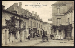 CPA ANCIENNE- FRANCE- LES TROIS-MOUTIERS (86)- LA GRANDE RUE AVEC TRES BELLE ANIMATION- ATTELAGE- VIGNE GRIMPANTE- - Les Trois Moutiers