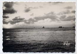 29 - De L'ILE DE SEIN Vers La Pointe Du Raz - Les Deux Vieilles - Bord Dentelé - Très Bon état - Ile De Sein