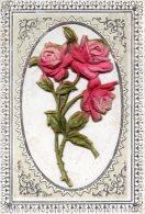 MIGNONETTE En Parfait état . Roses En Carton épais Sur Feuille Dentelée Et Ajourée - Blumen