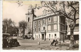 83 - OLLIOULES (Var) - La Mairie Et Le Clocher - Ed. TARDY Ary - Collection GUILLERME - Traction Citroen - Ollioules