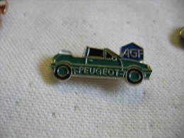 Pin's Peugeot 205 Décapotée De Couleur Verte Avec Les Assurances AGF - Peugeot