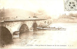 92 SEVRES 1904 PONT ET GARE DU CHEMIN DE FER DES INVALIDES LE BATEAU GUEPE N°14 ABAISSE SA CHEMINEE - Sevres