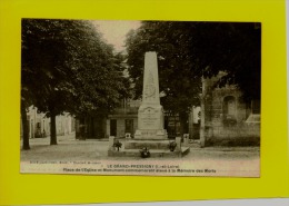 EB 3719 TOP RARE LE GRAND PRESSIGNY PLACE DE L EGLISE ET MONUMENT COMMEMORATIF ELEVE A LA MEMOIRE DES MORTS - Le Grand-Pressigny