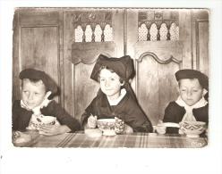 CPA : 29 - Ile De Sein : Trois Petits Sénois : 3 Enfants En Costumes Mangeant  Devant Un Buffet Typique - Bekende Personen