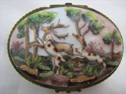 19thc DRESDEN PORCELAIN SNUFF / PILL BOX HUNTING DOGS - Andere & Zonder Classificatie