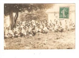 Carte Photo : Groupe De Soldats Assis Dans Un Parc - Lieu à Déterminer - War 1914-18
