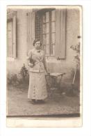 Carte Photo : Femme , En Habit  D'époque 1900 / 1920 Posant Dans Un Jardin Tenant Un Livre Sous Le Bras   - Lieu Inconnu - Autres & Non Classés