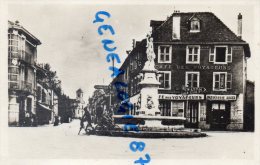 38 - LES ABRETS - RUE GAMBETTA - CAFE DES VOYAGEURS -PATISSERIE AUGER   CARTE PHOTO - Les Abrets