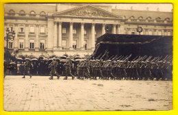 CARTE PHOTO FOTOKAART DEFILE REVUE CARABINIERS BRUXELLES BRUSSEL DEFILE Militaire MILITAIR SOLDAT UNIFORME REGIMENT 3980 - Feiern, Ereignisse
