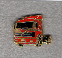 Pin´s  MERCEDES, Camion  Rouge  Signé  Métargent - Mercedes