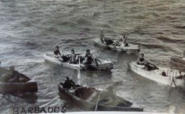 BARBADES CARTE PHOTO N°5 BARQUE DE PECHEURS  AU BAS DU NAVIRE  VUE  PRISE DU PAQUEBOT FLANDRE - Barbades