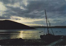 Cp , CONTRE La LUMIÈRE , Lever De Soleil Sur La Mer , Voilier , Barques - Contre La Lumière