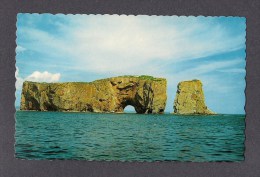 QUÉBEC - PERCÉ - GASPÉSIE - LE ROCHER DE PERCÉ - FAUT VOIR DE PRÈS CE CAPRICE GÉOLOGIQUE DU ROCHER - PAR CHARLES BERNARD - Percé