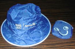 Bob Anti Pluie Bleu Pliable Et Sa Pochette De Rangement Assurances ALLIANZ - Baseball-Caps