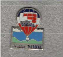 Pin´s  Montgolfière  Avec  Meubles  DARNAL - Fesselballons