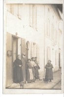 Plusieurs Personnes Le Long D'une Maison - CARTE PHOTO - Hommes