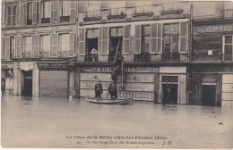 75-PARIS -6-LA CRUE DE LA SEINE  JANVIER FEVRIER 1910 - UN SAUVETAGE QUAIS DES GRANDS AUGUSTINS - Alluvioni Del 1910
