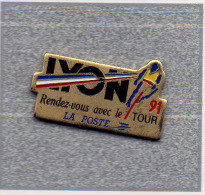 Pin´s  La  Poste, Sport  Cyclisme, Rendez-vous  Avec  Le  Tour  De  France  91  Avec  La  Poste  à  LYON - Radsport