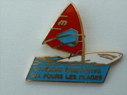 PIN´S PLANCHE A VOILE - SYNDICAT D'INITIATIVE SIX FOURS LES PLAGES - Zeilen