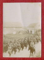 Photo Militaria : 68 - Chars : Groupe De Soldats En Marche + Un Cavalier + Fermes - Manöver